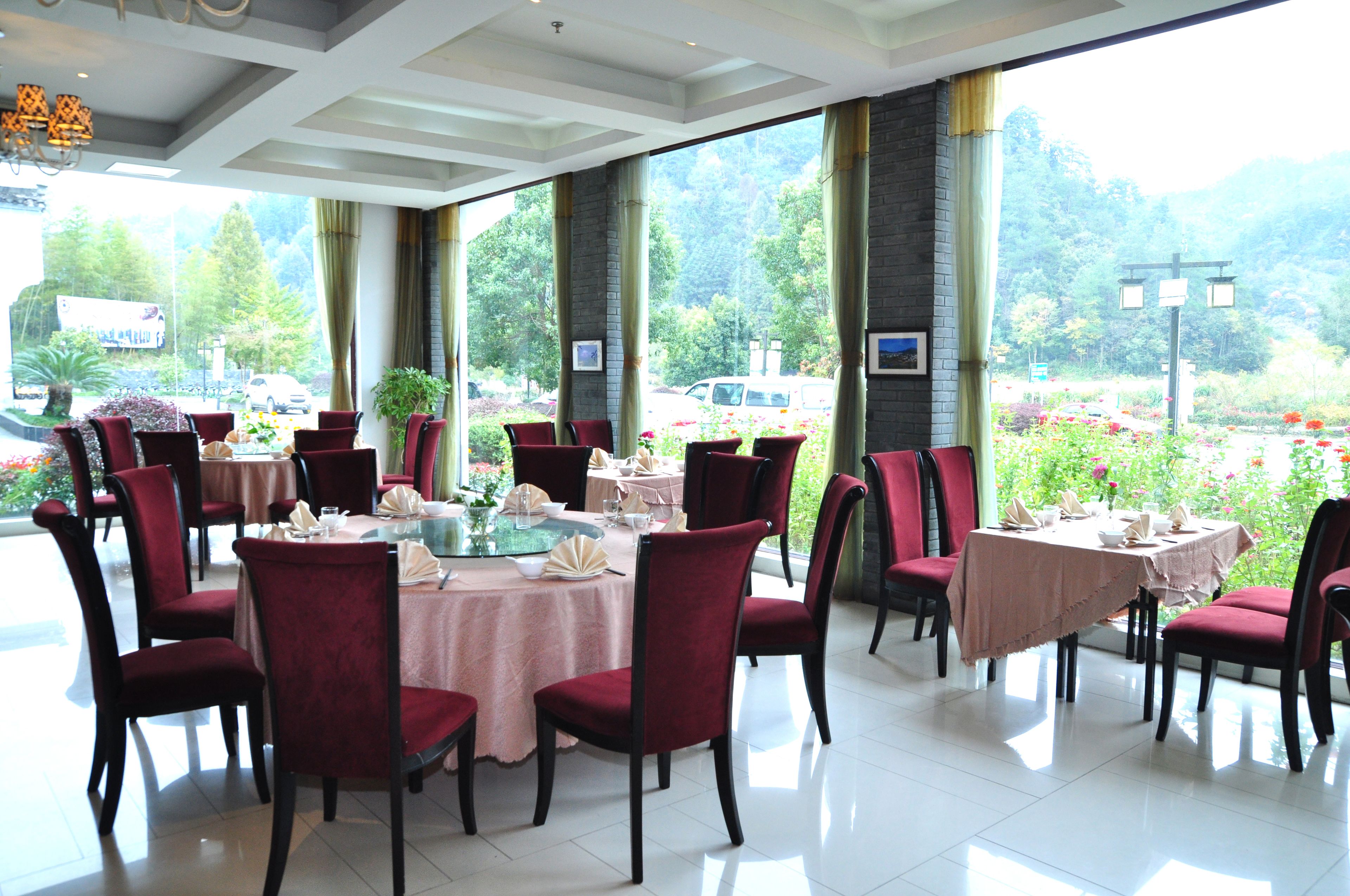 2 restaurants servant le petit déjeuner, spécialités Cuisine chinoise