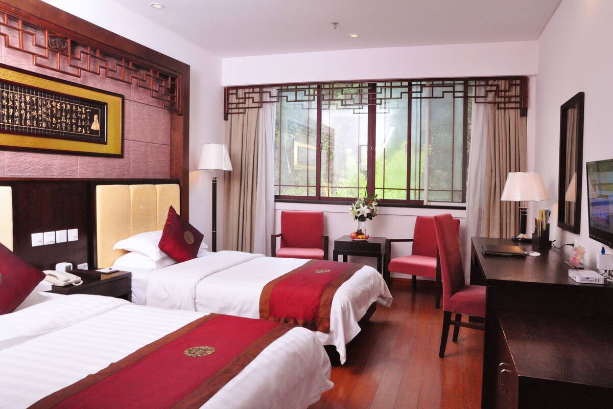 Deluxe Twin Room | Peti besi dalam bilik, meja, katil lipat simpan/tambahan, Wi-fi percuma 