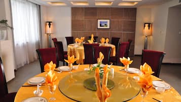 2 restaurants, breakfast, lunch, dinner served; Chinese cuisine