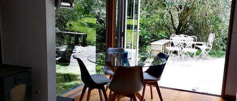 Premium Cottage, Garden View, Garden Area | In-room dining