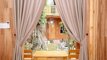 Bungalow, vista al jardín | Vista desde la habitación