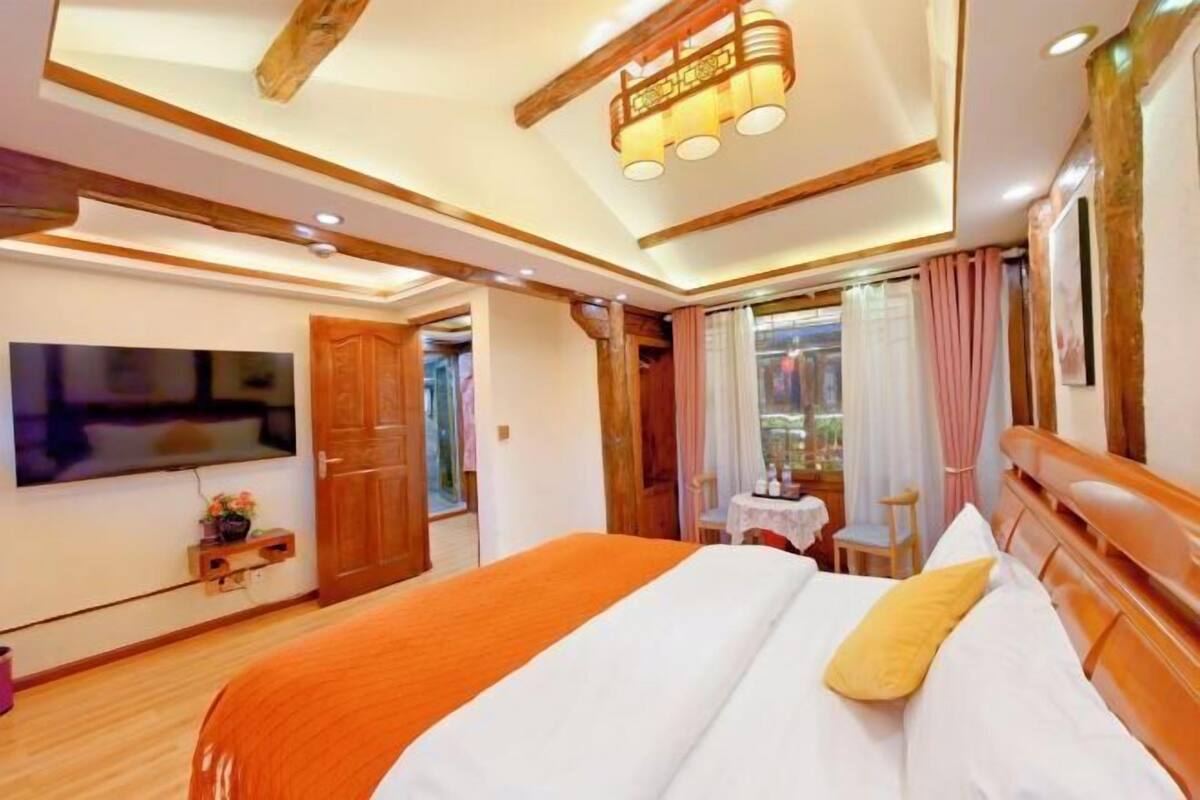 1 bedroom, desk, blackout curtains, soundproofing