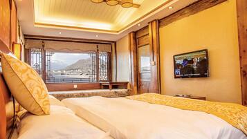 Family Suite, Mountain View | Desk, blackout curtains, soundproofing, rollaway beds