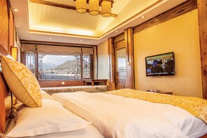 Escritorio, cortinas blackout y sistema de insonorización