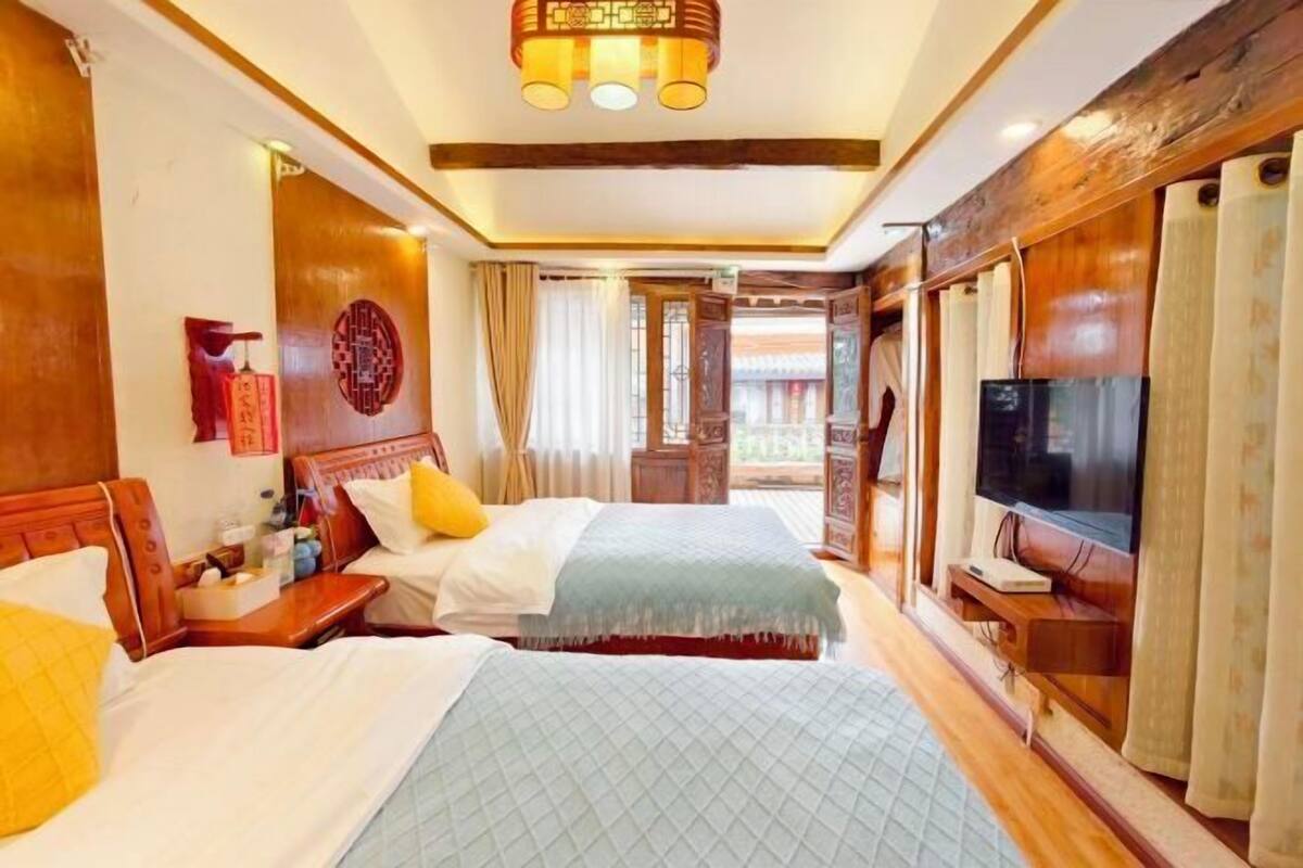 1 bedroom, desk, blackout curtains, soundproofing