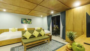 Family Suite Room | Premium bedding, minibar, in-room safe, desk