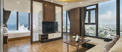 Signature Suite Partial Sea View with Bathtub - Complimentary Welcome Fruit | Minibar, caja fuerte, escritorio y cortinas opacas