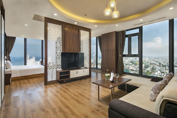 Signature Suite Partial Sea View with Bathtub - Complimentary Welcome Fruit | Minibar, safe på rommet, skrivebord og blendingsgardiner