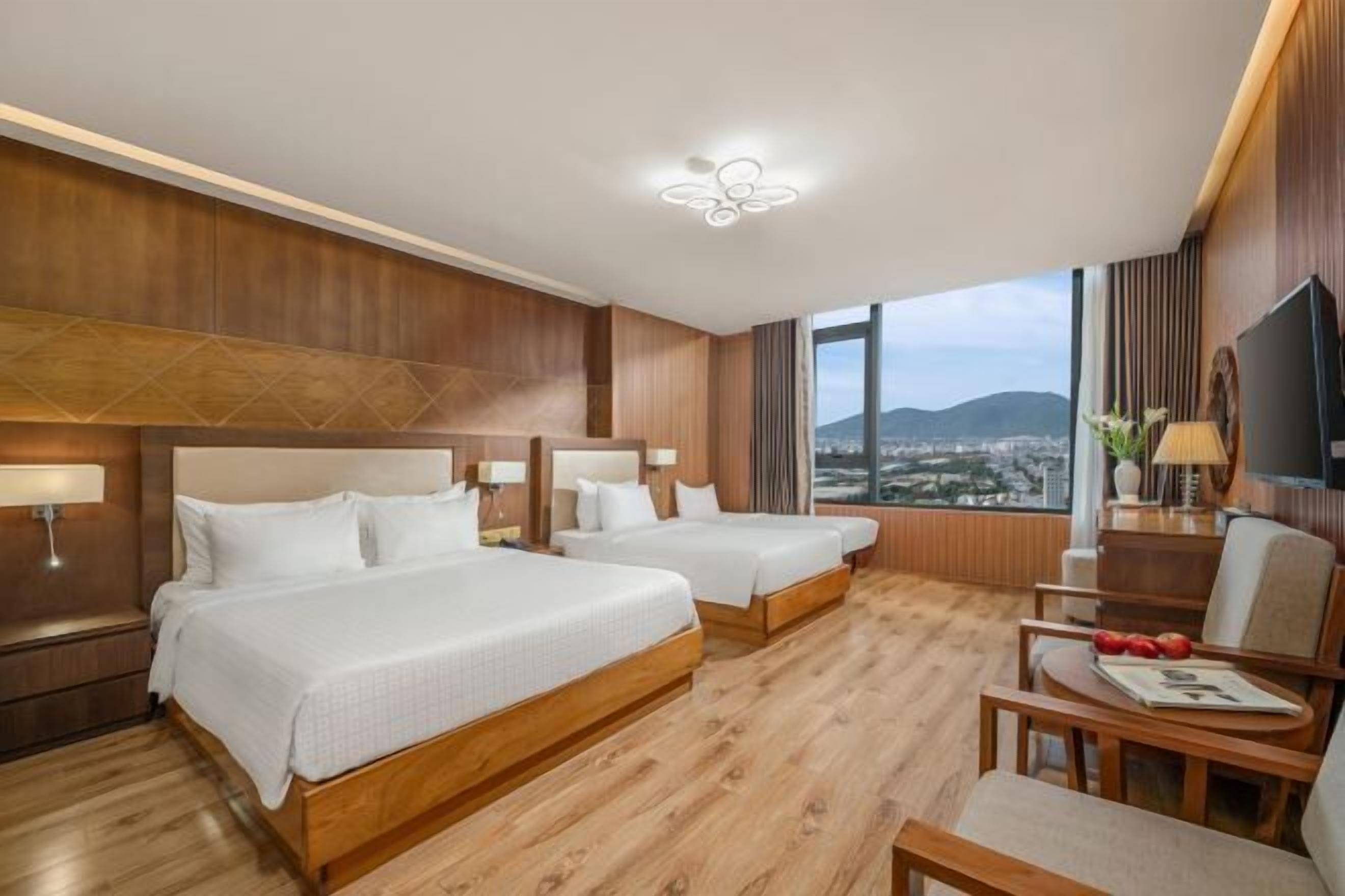 Minibaari, tallelokero huoneessa, työpöytä, pimennysverhot