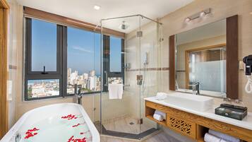 Deluxe Partial Sea View Triple Room with Bathtub - Complimentary Welcome Fruit | Baño | Amenidades de baño gratuitas, secadora de cabello, batas, pantuflas