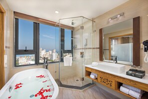 Deluxe Partial Sea View Triple Room with Bathtub - Complimentary Welcome Fruit | Badezimmer | Kostenlose Toilettenartikel, Haartrockner, Bademäntel, Hausschuhe