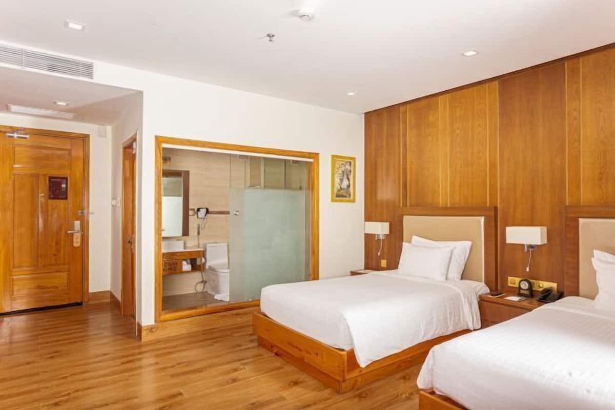 1 dormitorio, minibar, caja fuerte y escritorio