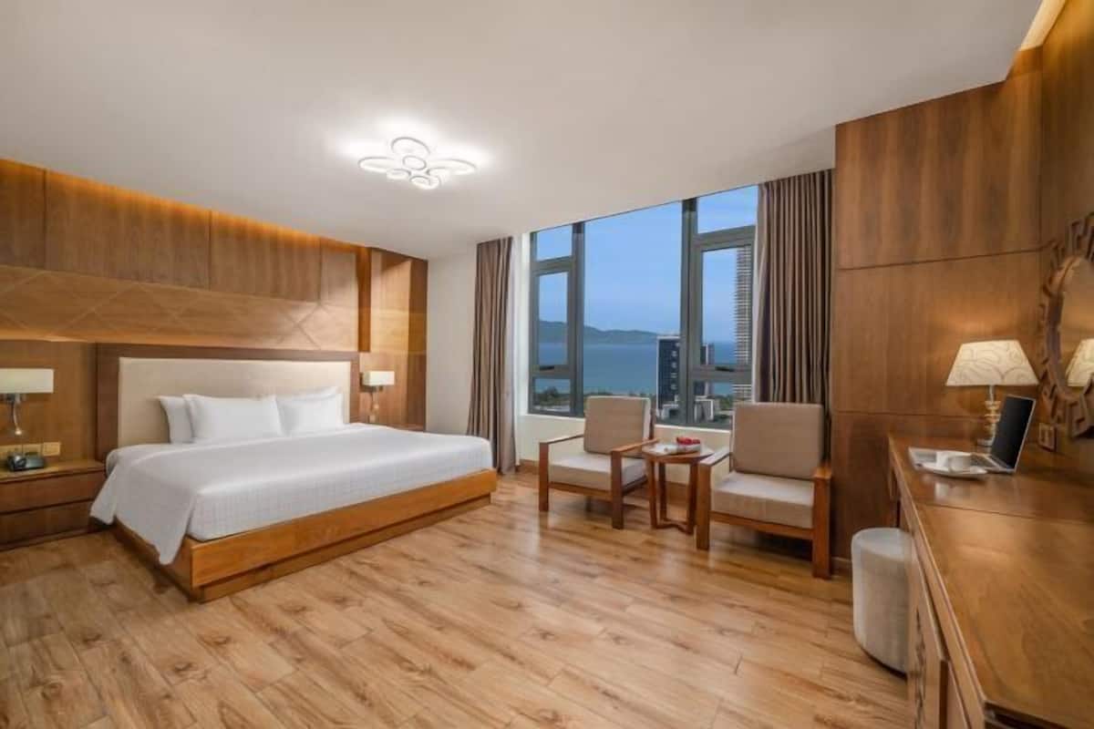 1 dormitorio, minibar, caja fuerte y escritorio