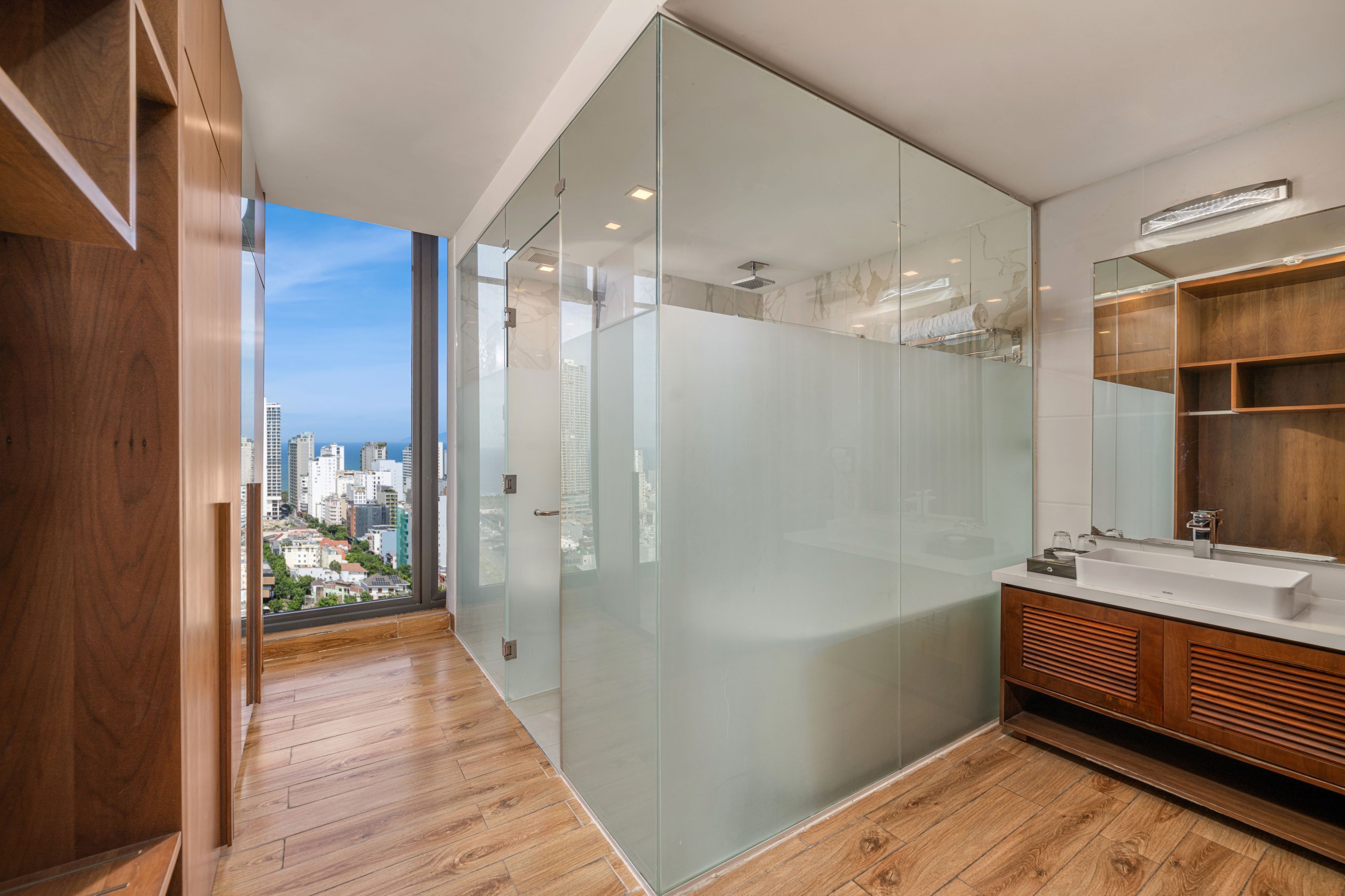 signature suite partial sea view with bathtub - complimentary welcome fruit | bathroom | free toiletries, hair dryer, bathrobes, slippers