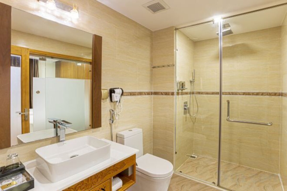 Baño | Artículos de higiene personal gratuitos, secador de pelo y albornoces