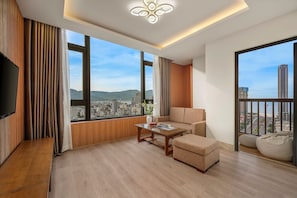Family Studio Sea View with Balcony - Complimentary Welcome Fruit | Sala de estar | TV
