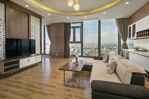 Signature Suite Partial Sea View with Bathtub - Complimentary Welcome Fruit | Minibar, in-room safe, desk, blackout drapes
