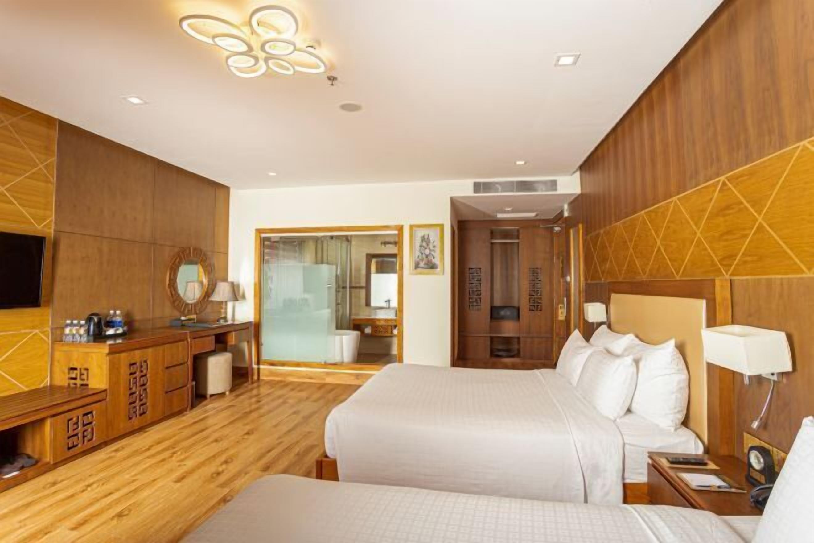 Minibaari, tallelokero huoneessa, työpöytä, pimennysverhot