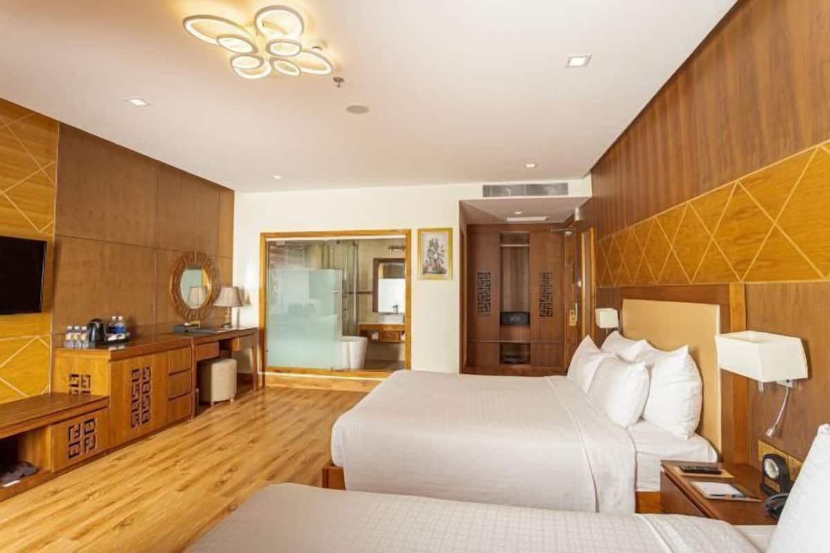 1 dormitorio, minibar, caja fuerte y escritorio