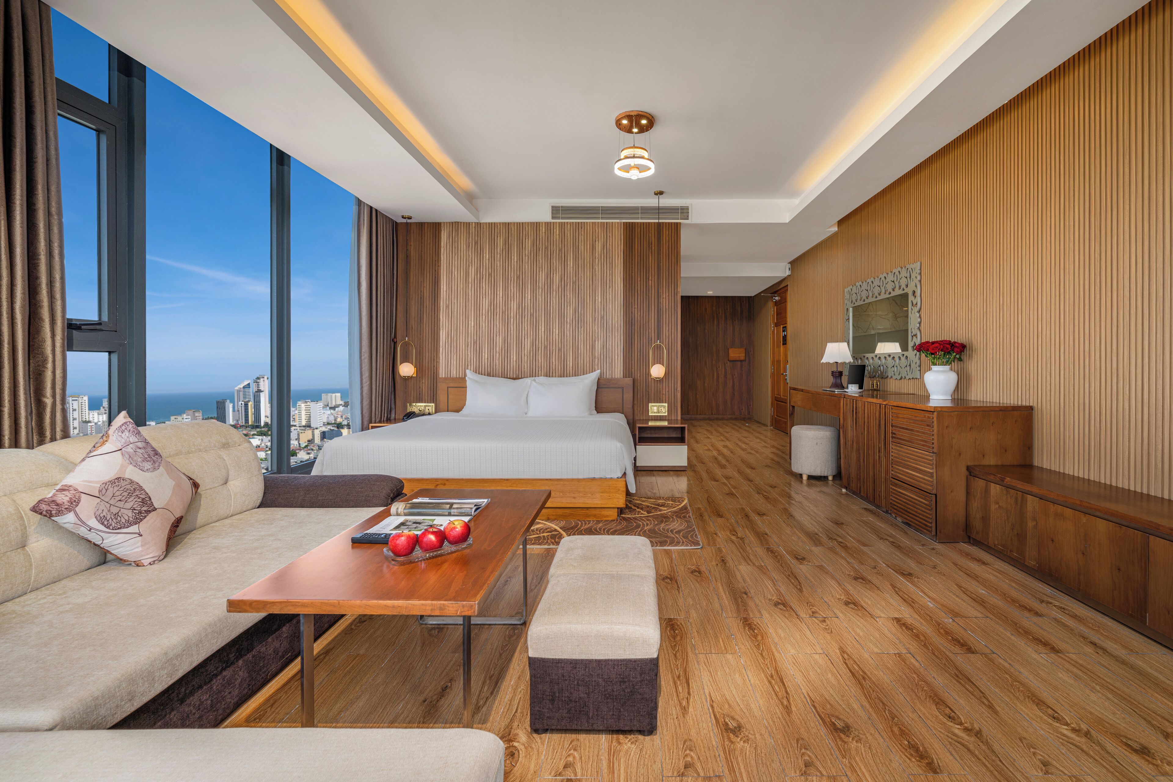 signature suite partial sea view with bathtub - complimentary welcome fruit | minibar, in-room safe, desk, blackout curtains