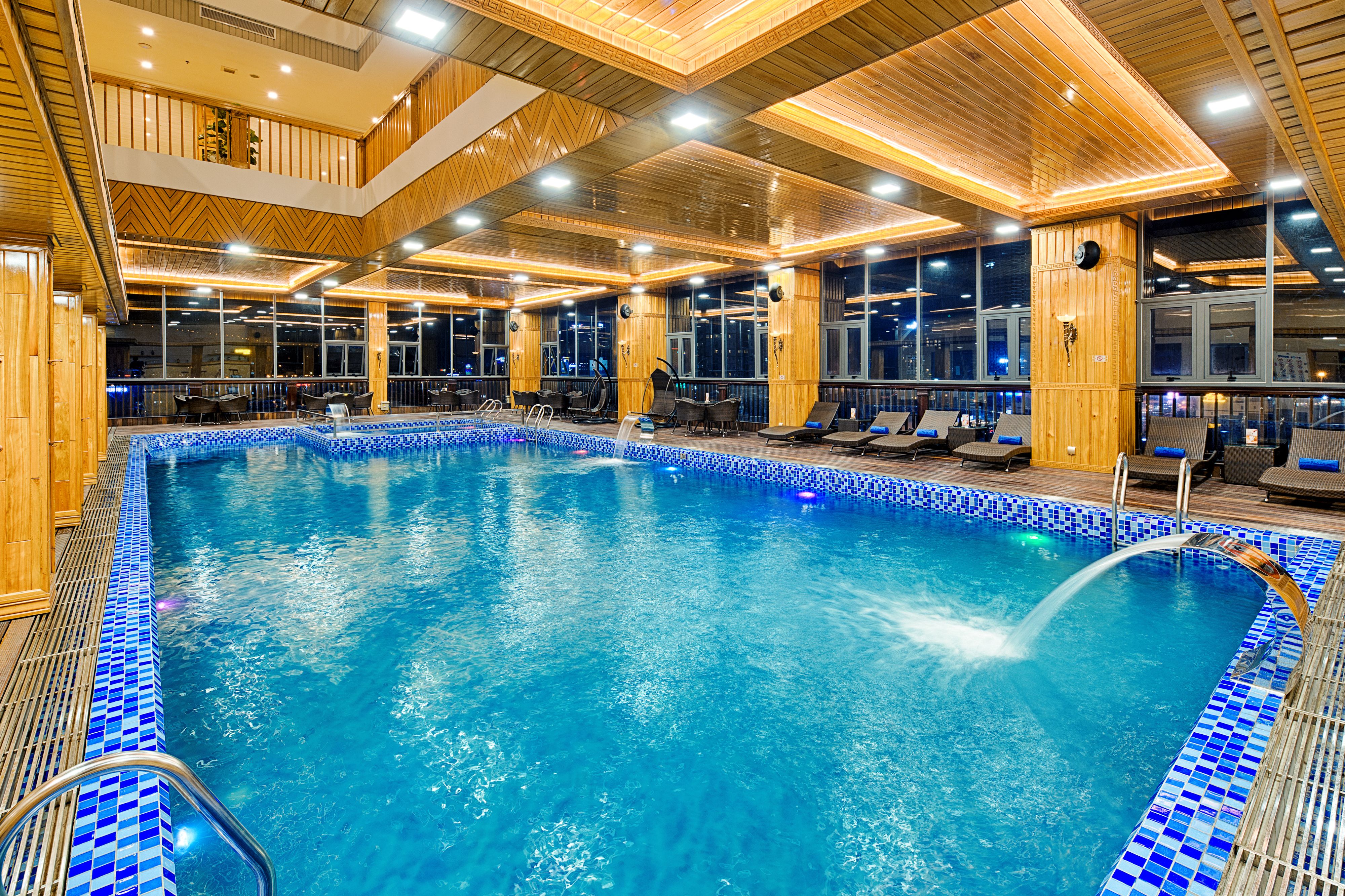 สระว่ายน้ำในร่ม เปิด 6:00 น. ถึง 20:00 น., เก้าอี้อาบแดดริมสระ