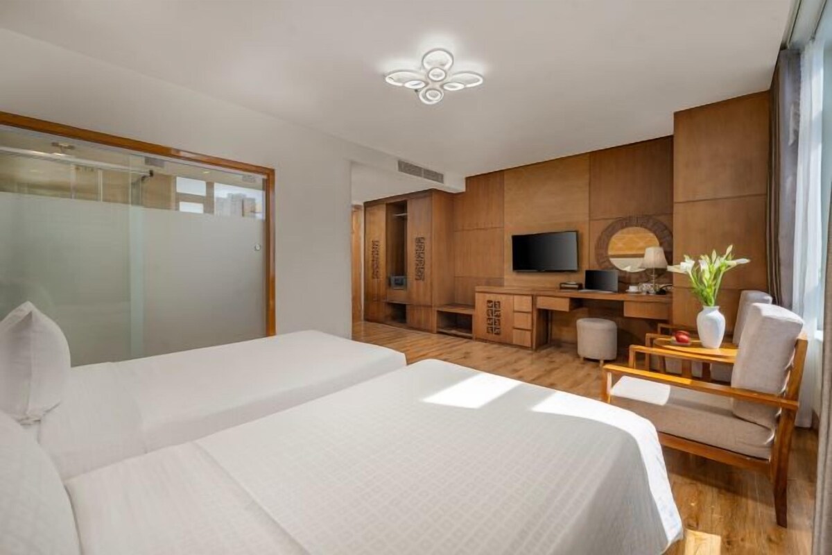 Minibar, caja fuerte, escritorio y cortinas opacas
