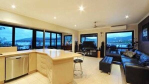 Oasis on Oceanview | Private kitchen - Oasis on Oceanview (Airlie Beach)