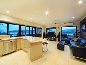 Oasis on Oceanview | Private kitchen | Fridge, microwave, oven, stovetop