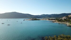 Aerial view - Oasis on Oceanview (Airlie Beach)