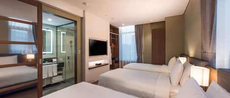 Deluxe trippelrum | Värdeförvaringsskåp på rummet, skrivbord och mörkläggningsgardiner