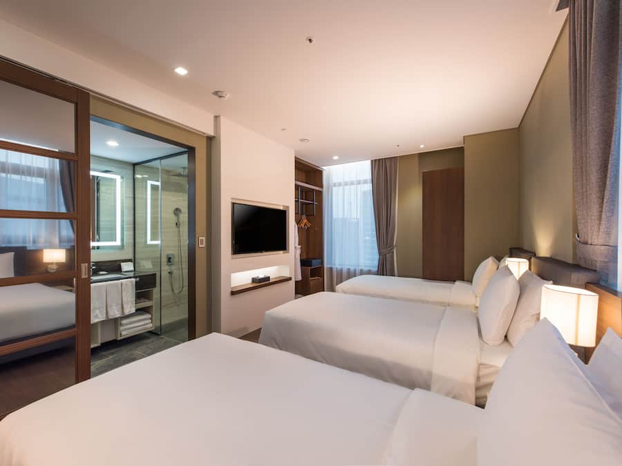 Deluxe Triple Room | In-room safe, desk, blackout drapes, soundproofing