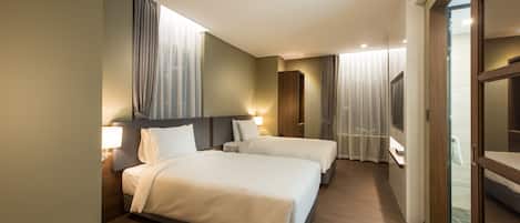 Kamar Twin Deluks (Bigger than most in Seoul) | Brankas, meja kerja, tirai kedap cahaya, dan kedap suara