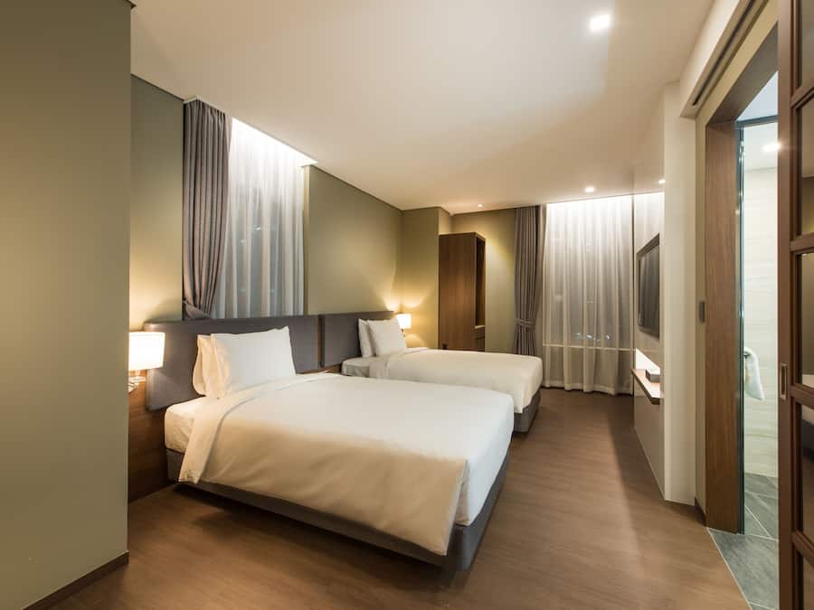 Habitació amb dos llits individuals Deluxe (Bigger than most in Seoul) | Caixa forta a l'habitació, escriptori i cortines opaques