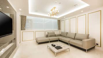 Suite, 2 kamar tidur (Honor) | Brankas, meja kerja, tirai kedap cahaya, dan kedap suara