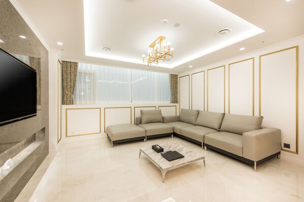 Suite, 2 habitaciones (Honor) | Caja fuerte, escritorio, cortinas opacas y sistema de insonorización