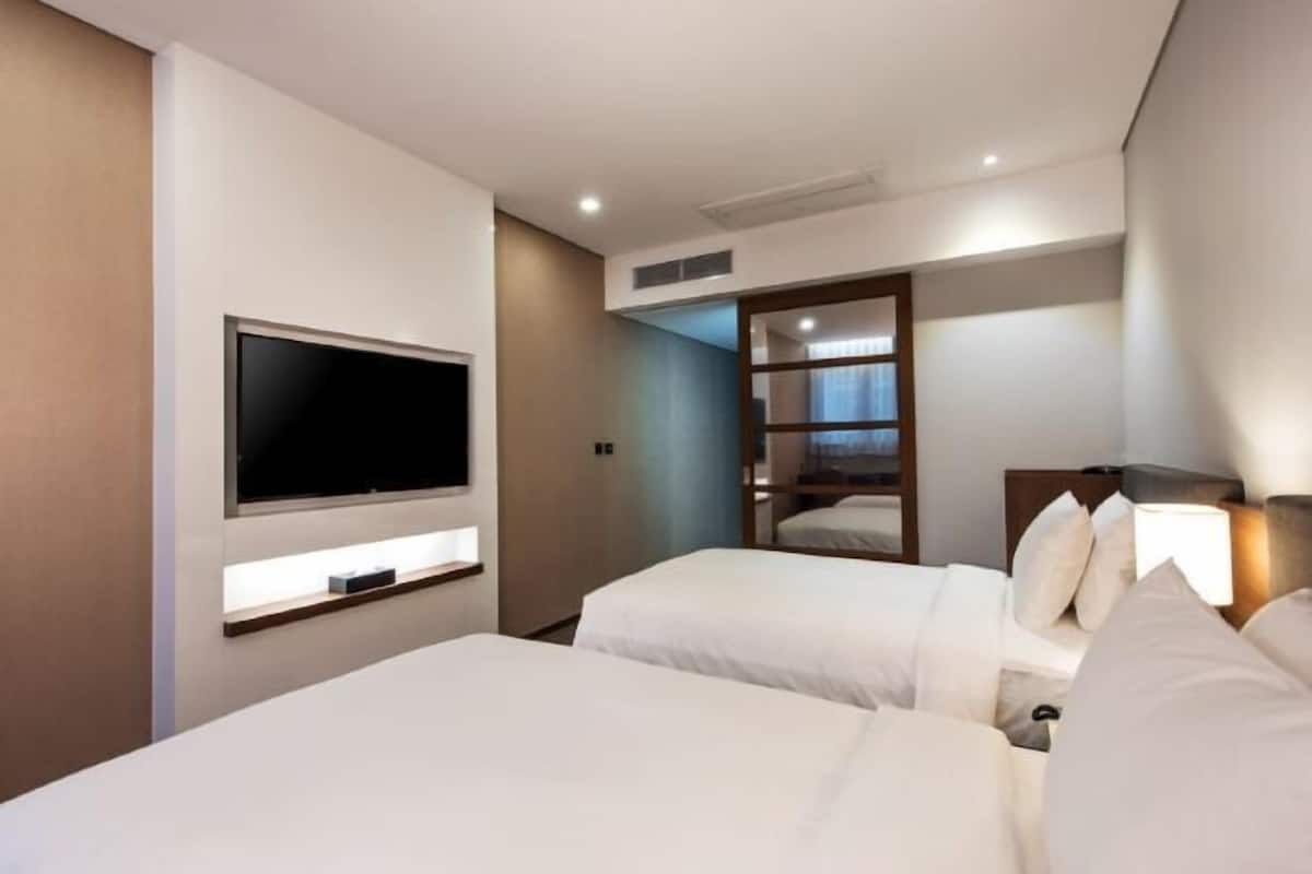 In-room safe, desk, blackout drapes, soundproofing