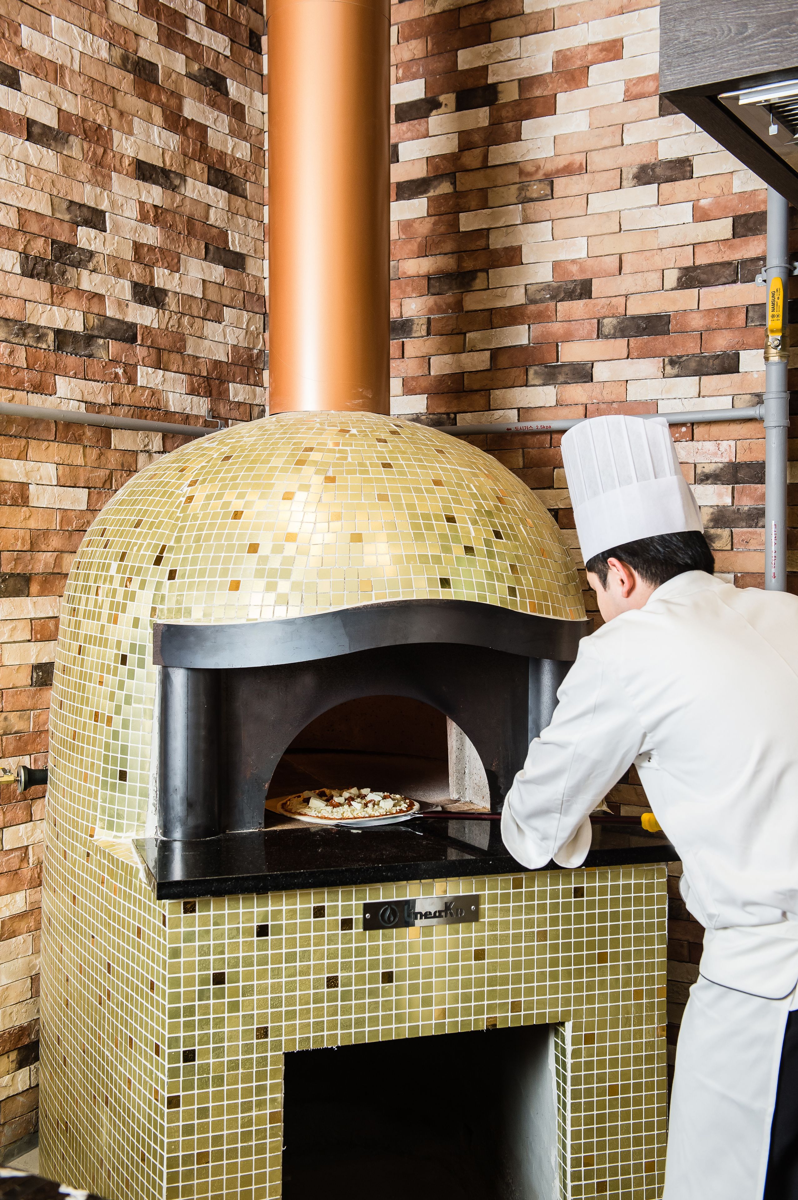 lunch and dinner served, italian cuisine