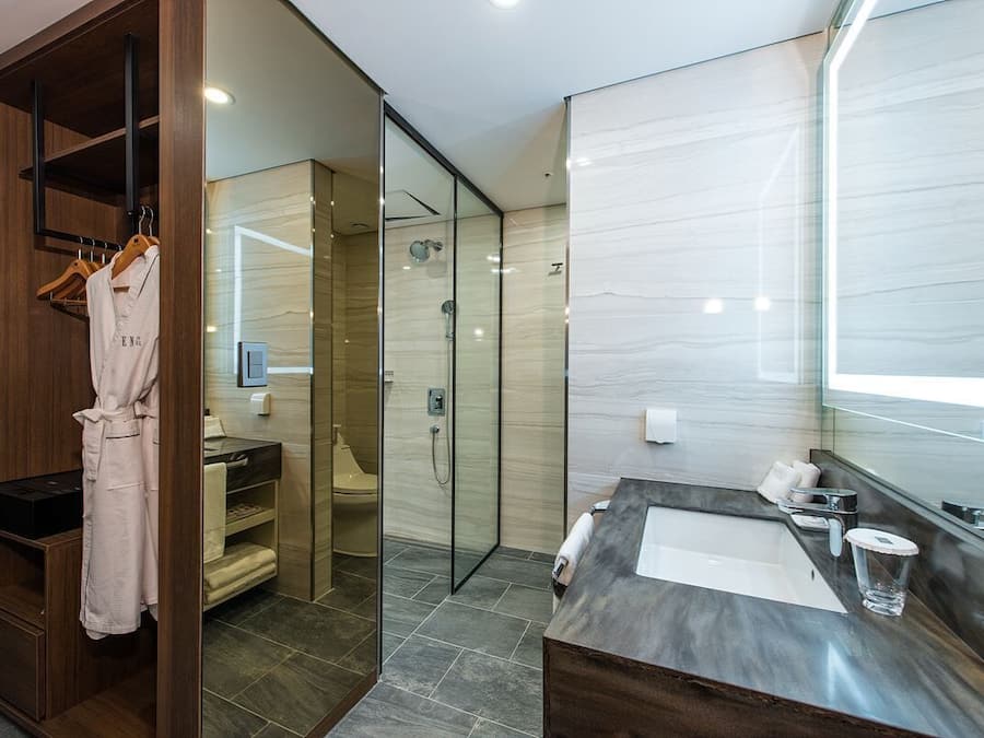 Standard-Zweibettzimmer (Bigger than most in Seoul) | Badezimmer | Designer-Toilettenartikel, Haartrockner, Bademäntel, Hausschuhe