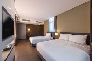 Habitación familiar con 2 camas individuales | Caja fuerte, escritorio, cortinas opacas y sistema de insonorización