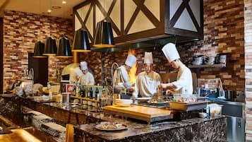 Se sirven almuerzos, cenas y cocina italiana