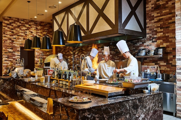 Lunch and dinner served, Italian cuisine