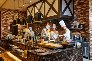 Lunch and dinner served, Italian cuisine