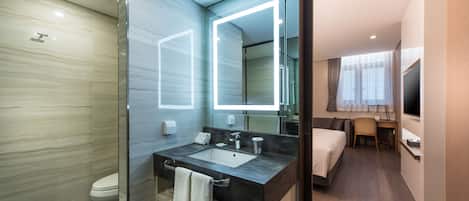 Amenidades de baño de diseñador, secadora de cabello, batas, pantuflas