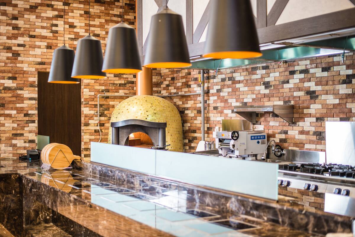 lunch and dinner served, italian cuisine