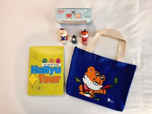 [VISIT KOREA GIVE AWAY]Standard Twin Room (Bigger than most in Seoul)+ Get 1 random K-souvenir | Tallelokero huoneessa, työpöytä, pimennysverhot, äänieristys