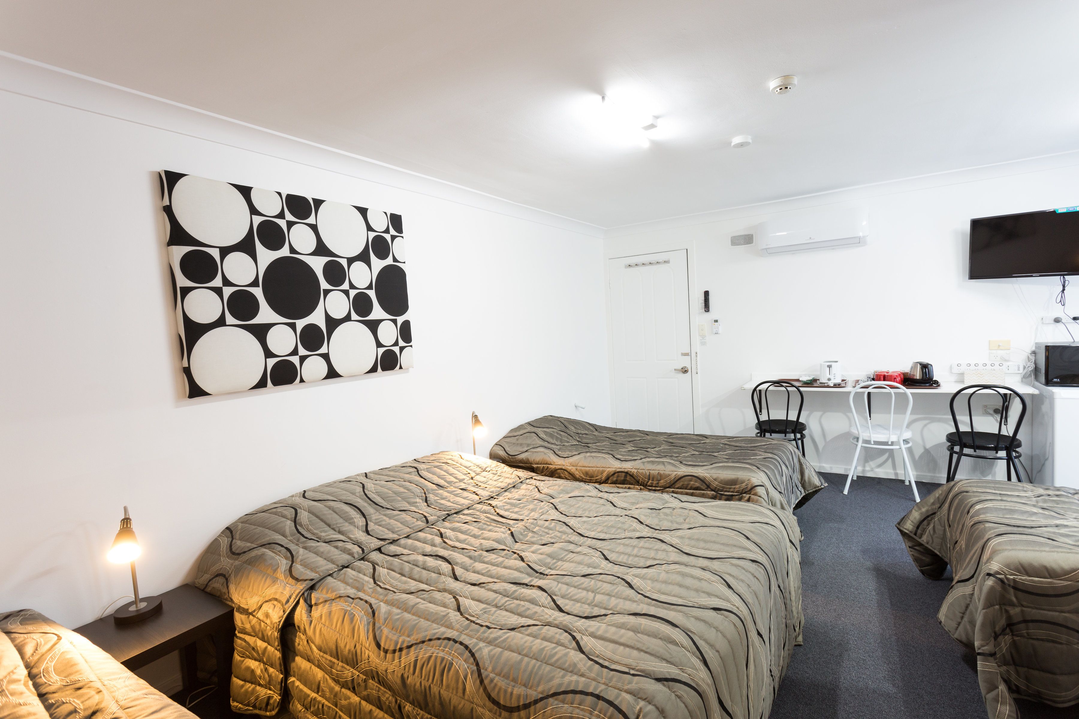 أغطية فراش متميزة وأسرّة بطبقة علوية مريحة ومكتب