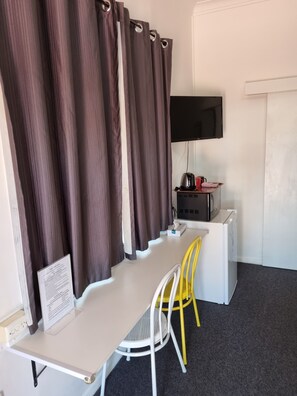 Twin Room | Premium bedding, pillowtop beds, desk, laptop workspace - Taree Lodge Motel (Taree)
