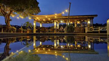 Serviço de café da manhã, almoço, jantar; vistas para a piscina