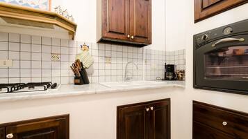 Een koelkast, een oven, een kookplaat, een koffiezetapparaat/waterkoker