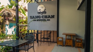 Pintu masuk properti